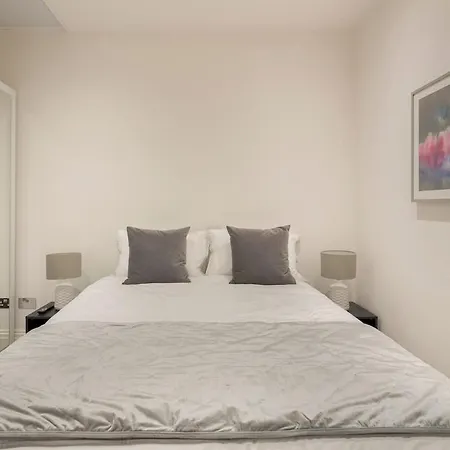 Apartment Modern Kensington 3-bedroom With Garden *