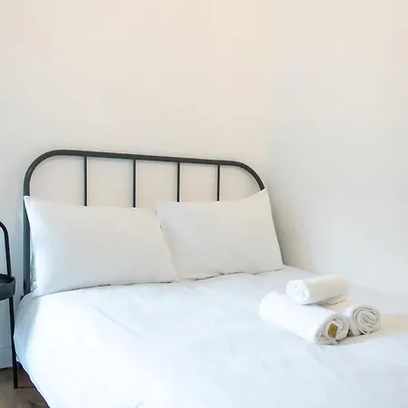 4-bedroom Flat Near Central, 2-min Walk To Metro