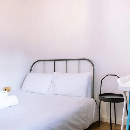 4-bedroom Flat Near Central, 2-min Walk To Metro