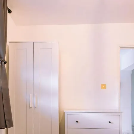 4-bedroom Flat Near Central, 2-min Walk To Metro Apartment