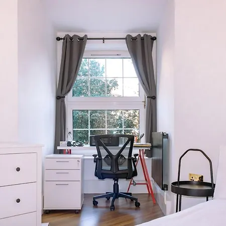 Apartment 4-bedroom Flat Near Central, 2-min Walk To Metro *