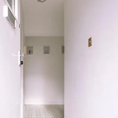 4-bedroom Flat Near Central, 2-min Walk To Metro *