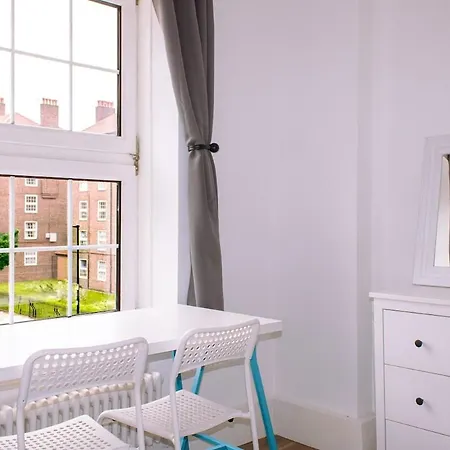 4-bedroom Flat Near Central, 2-min Walk To Metro * London