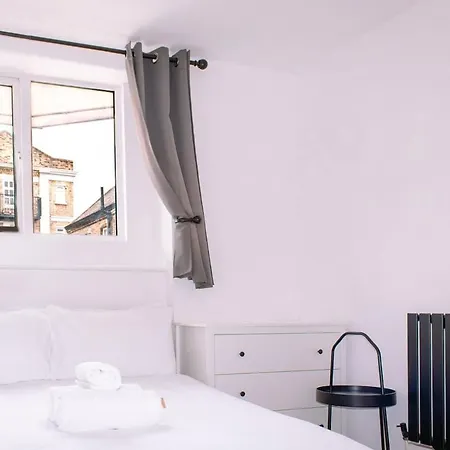 Apartment 4-bedroom Flat Near Central, 2-min Walk To Metro