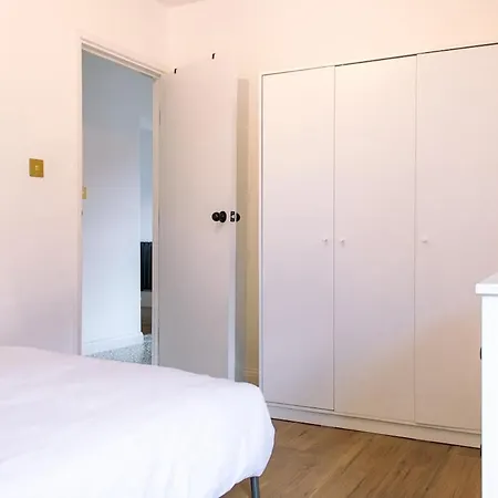4-bedroom Flat Near Central, 2-min Walk To Metro *