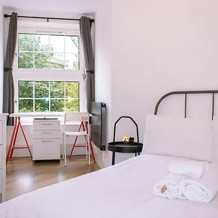 4-bedroom Flat Near Central, 2-min Walk To Metro Apartment