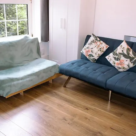4-bedroom Flat Near Central, 2-min Walk To Metro Apartment *