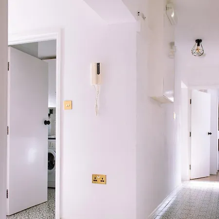 Apartment 4-bedroom Flat Near Central, 2-min Walk To Metro *