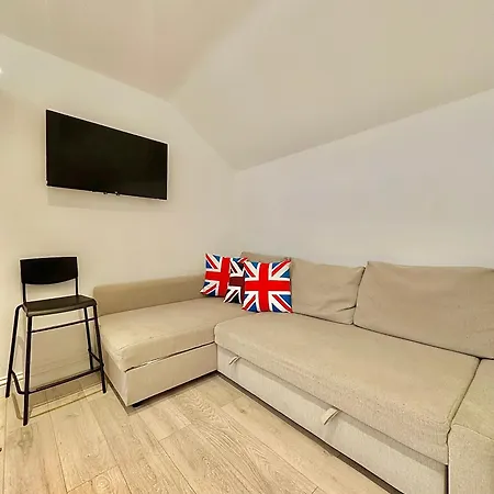 Flat C Garratt Lane