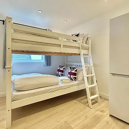 Flat C Garratt Lane Apartment