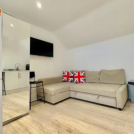 Flat C Garratt Lane * London