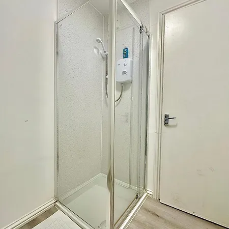 Flat C Garratt Lane *