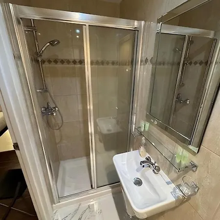 Hotel Tony's House