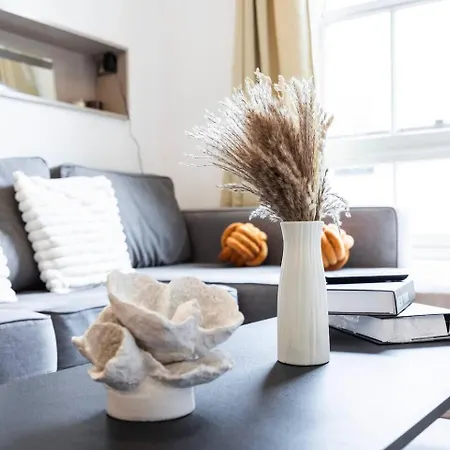 Spacious 2 Bedroom Old Street - Sleeps 6 * Londra