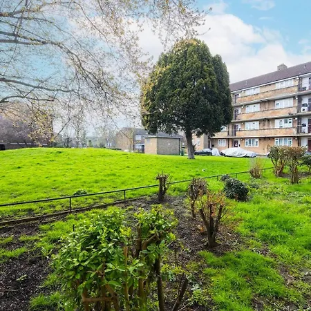 Chic Urban Perfect For Groups Of Six! Holiday home London