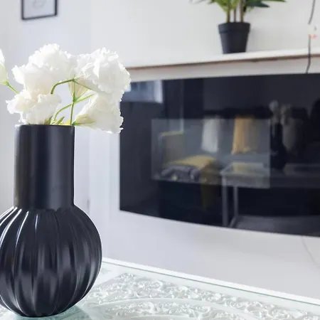 Chic Urban Perfect For Groups Of Six! *