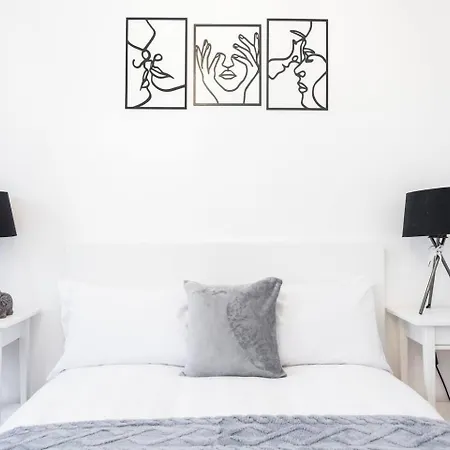 Spacious 2 Bedroom Old Street - Sleeps 6 *