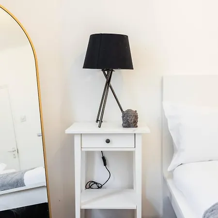 Spacious 2 Bedroom Old Street - Sleeps 6 *