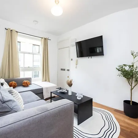 Spacious 2 Bedroom Old Street - Sleeps 6 *