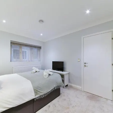 Modern Three-bedroom Flat In Paddington London