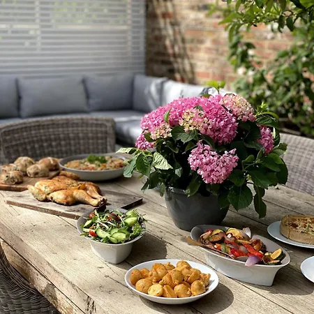Luxury Kensington Flat - Private Garden - Tube 4 Min Walk London