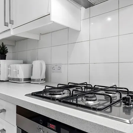 Luxury 4-bedroom Modern Flat In Steps From Station, Sleeps 9 In Style! Apartment