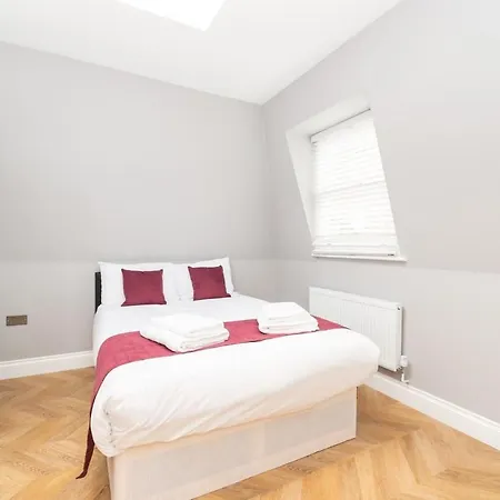 Modern Two-bedroom In Paddington Apartment