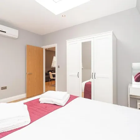Modern Two-bedroom In Paddington Apartment *