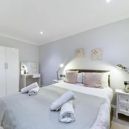 Modern Three-bedroom Flat In Paddington London