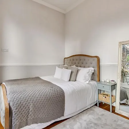 Luxury Kensington Flat - Private Garden - Tube 4 Min Walk Apartment *