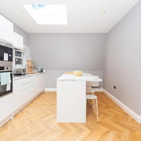 Modern Two-bedroom In Paddington London
