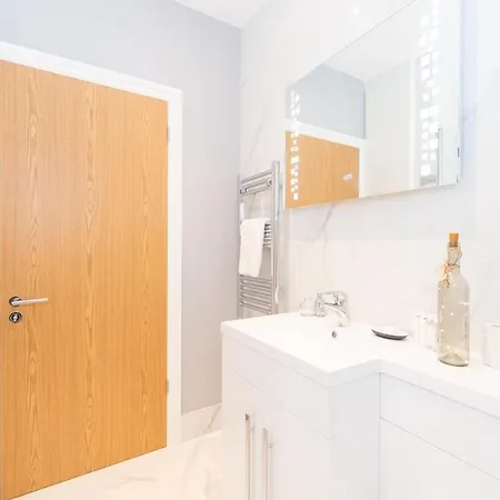 Modern Two-bedroom In Paddington Apartment *