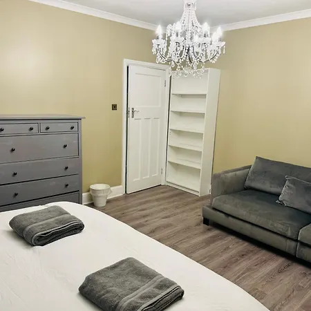 Holiday home Elegant 5 Bed House Free Parking Free Wifi