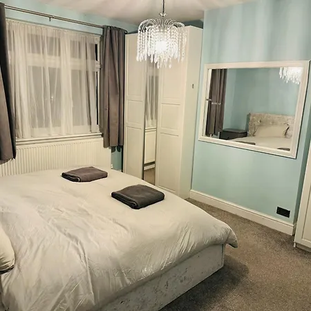 Elegant 5 Bed House Free Parking Free Wifi Croydon