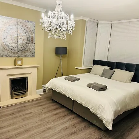 Ferienhaus Elegant 5 Bed House Free Parking Free Wifi London Borough of Croydon