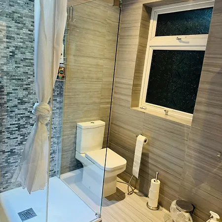 Holiday home Elegant 5 Bed House Free Parking Free Wifi *
