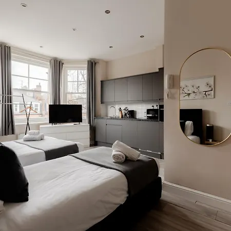 Fairhazel Gardens Apartment *