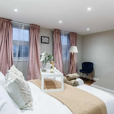 Modern 2-bed In West Kensington Holiday home London