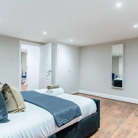 Modern 2-bed In West Kensington Holiday home