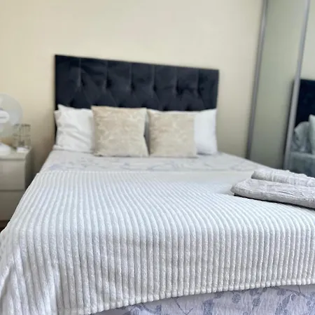 Barnes Flat, 2bed 2bath, Parking, Breakfast Apartment *