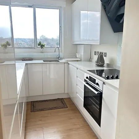 Barnes Flat, 2bed 2bath, Parking, Breakfast * London