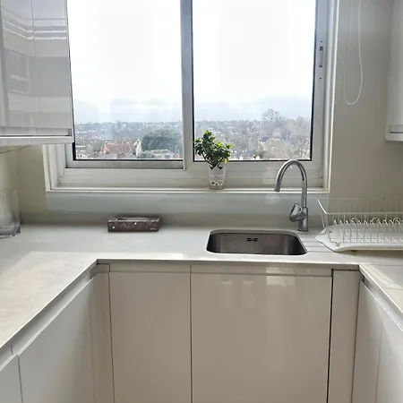 Barnes Flat, 2bed 2bath, Parking, Breakfast Apartment *