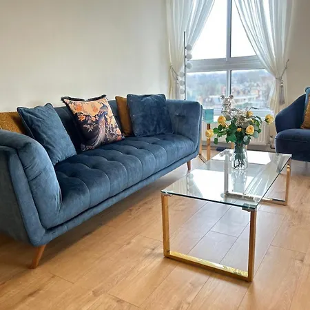 Barnes Flat, 2bed 2bath, Parking, Breakfast