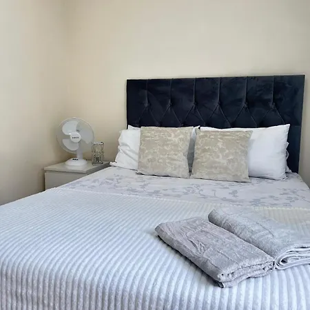 Barnes Flat, 2bed 2bath, Parking, Breakfast