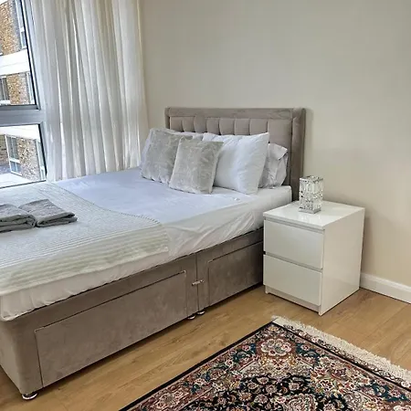 Apartment Barnes Flat, 2bed 2bath, Parking, Breakfast