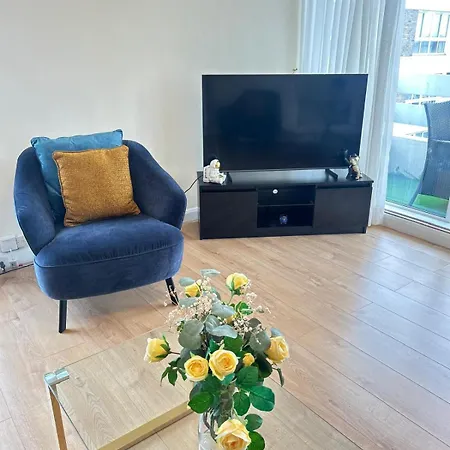 Barnes Flat, 2bed 2bath, Parking, Breakfast Apartment *