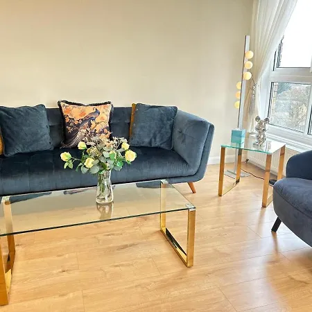 Barnes Flat, 2bed 2bath, Parking, Breakfast *