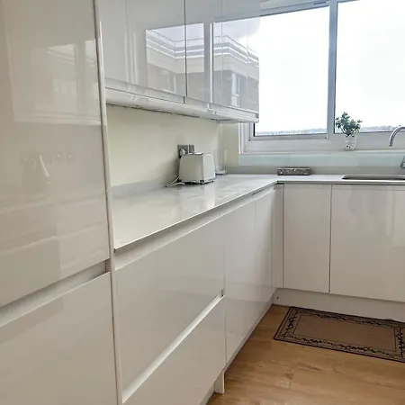 Barnes Flat, 2bed 2bath, Parking, Breakfast * London