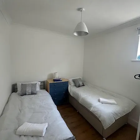 Flat Near Wembley, Self Check In, Garden *