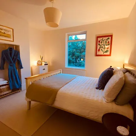 Stunning Home, Garden, Parking & Close Train Stations Apartment